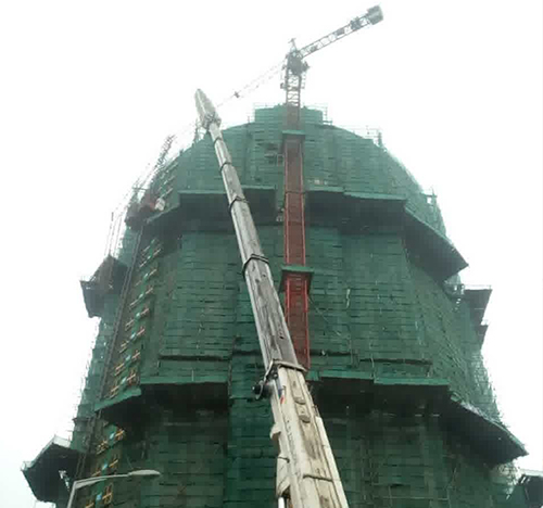 迁西吊车在工地上作业